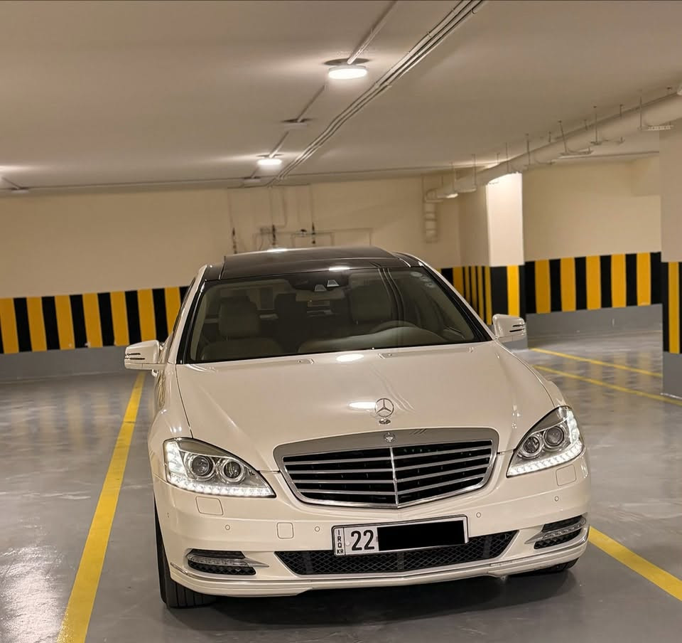 السلام عليكم مرسيدس S350 2012 للبيع وكالة خليجي محرك 6 سلندر CGI رجاءا لتقارنوها بالوارد ياباني او امريكي لو داخلة حديدة و مترقمة 
السيارة وكالة اربيل بدون صبغ كفالة عامة من البارد والفتح و الصبغ و الشخط كير محرك كهربائيات تبريد كلة كفالة من دعامية للدعامية وضع شركة بصمتين ملحقات وكالة جميعها بيها 
فول مواصفات 5 بردات كهرباء 5 بصمات فتح ابواب تحكم كشنات خلفية كهرباء و تكدر تتحكم بالكشن امامي ايضا من الكشن الخلفي كشنات امامية فول تحكم و تدفئة و تبريد ناظور ليلي جكات كهرباء ردارات كروسات سرعة بعد كلش هواي مواصفات جناي يعرفها (ملاحظة جلد الكشنات بلادي خالي من التصليح او دوشمة ) 

السعر 285 وبيها مجال 

العنوان بغداد 

***********
