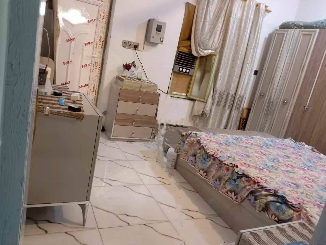 السلام عليكم بيت للبيع مساحه 200 متر غرفتين وصاله مطبخ واستقبال ومناور بيت جديد ونظيف حي الامين ام  طباشي خلف حسينيه سفينه طريق الزوار اكثر استفسار اتصال بالرقم 
***********
