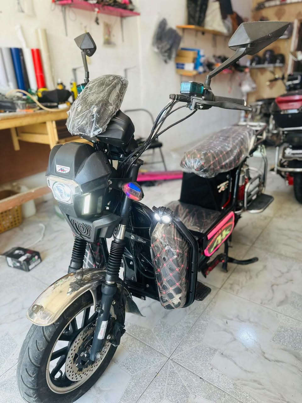 للبيع موطور شحن شكل ٢٤ موطور حيل نضيف وبطاريته علا فحص وكهربائياته كلها شغاله 
السعر 450  وبي مجال بسيط 
للتواصل *********** 

عنوان قضاء هيت حي الاطفاء مقابل جامع حارث بن يزيد معروف بجامع شيخ مهند 
واي واحد يريد يسحب موطور من جمعيه اشتري من عنده بسعر لي يعجبه 
يتوفر بطاريات وبيع وشراء الدراجات وصيانه وغسل وكماليات كافه دراجات شحن بأسعار مناسبه
