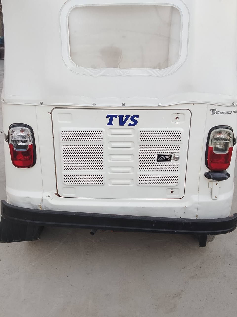 سلام عليكم تكتك TVS للبيع موديل 22 أوراق اصولي شرط التحويل اسم الشركه طريق المستقيم بيه ضربه بس بلباب اليسره لغود تكم مكفوله مكينه مجفته تجفيت شركه اكسل مكفول لمعرفت باقي التفاصيل اتصل ***********
