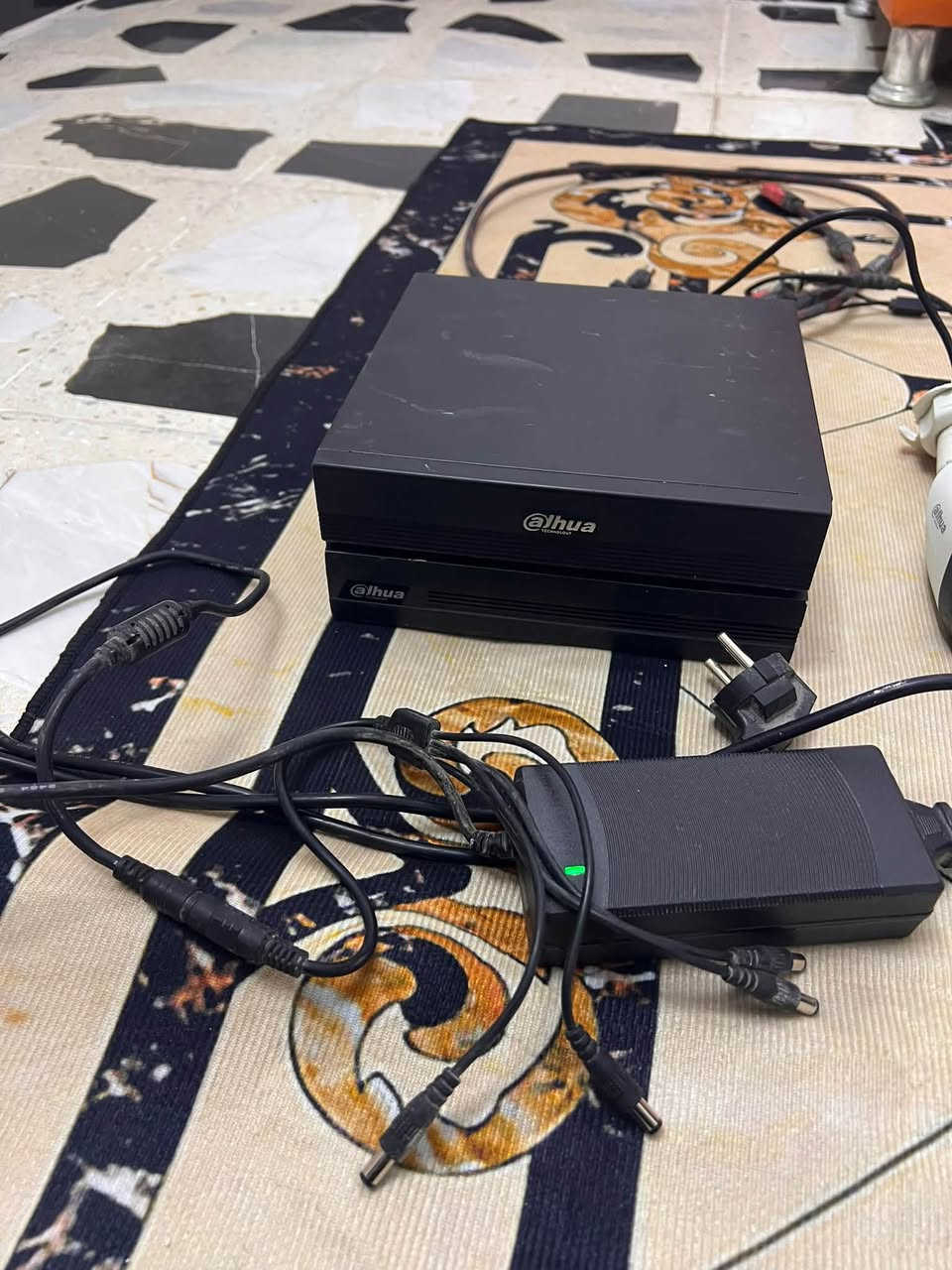 كامرات دهوا اصاليات موتقليد  
جهازين و7 كامرات كلهن شغلات ونضاف كامل ملاحقاتهن
مكاني بغداد الحبيبية 
شراي اتصل ***********

نص مكتوب في الصور:
- XVR 4.0 alhua