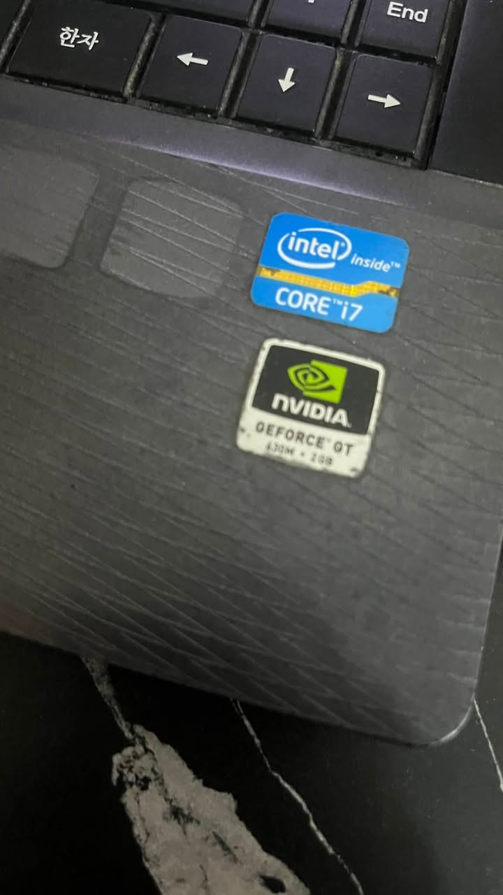 لابتوب gigabyte
المواصفات i7 gen 3 
الكرت مال شاشة gefore gt 630m
ورامات 8 
و hdd 300gb
ما مفتوح بس الشاشة بيها خط لانو سديتة قوي بس مياثر على الابتوب السعر: 100 الف وبي مجال بسيط جداً 
وتوصيل موجود مكاني بلشعلة بغداد 
الرقم واتساب فقط و خاص 
***********
