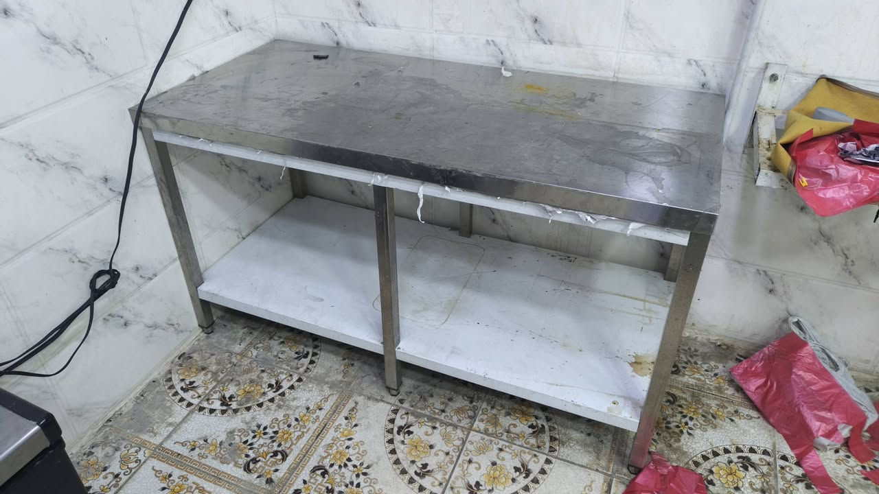 بسم الله الرحمن الرحيم
اغراض مطعم مستعملة جدا قليل البيع التواصل ***********
