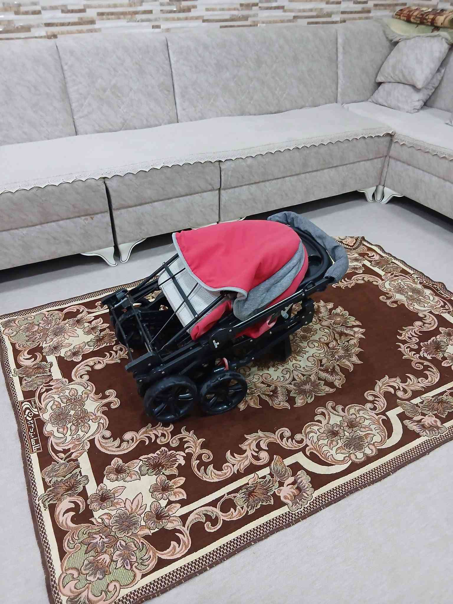 عربة أطفال • قابلة للطي • نظيفة