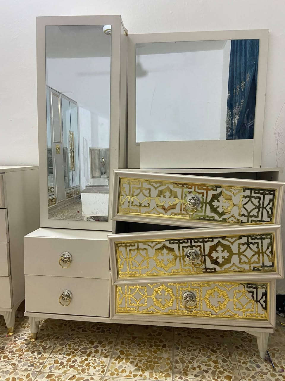 السلام عليكم يوجد اغراض بيت مستعملة نظيفة جدا غرفة نوم تركية مع تخم صالون  مع سرير طفل تركي نظيف مع كونتر مطبخ الي مهتم يراسلني فيس او واتساب *********** المحمودية حي العسكري

نص مكتوب في الصور:
- تخم صالون مع سرير طفل تركي نظيف مع كونتر مطبخ الي مهتم يراسمني فيس او واتساب *********** المحمودية حي العسكري