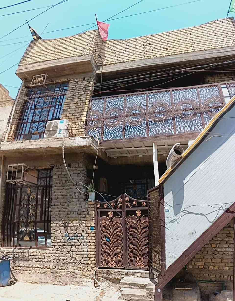 بيت طابقين مسلح بناء ٢٠١٦ مساحة ١١٠ م قطاع ٤٢ قرب المدارس 
الارضي 
استقبال + 2 غرف نوم + صالة + مطبخ / حمام / مرافق 
الطابق الاول
3 غرف نوم + صالة + مطبخ / صحيات مشترك
درج خارجي
ويصلح لفصل الارضي عن الاول .
للاستفسار على الرقم 
***********
