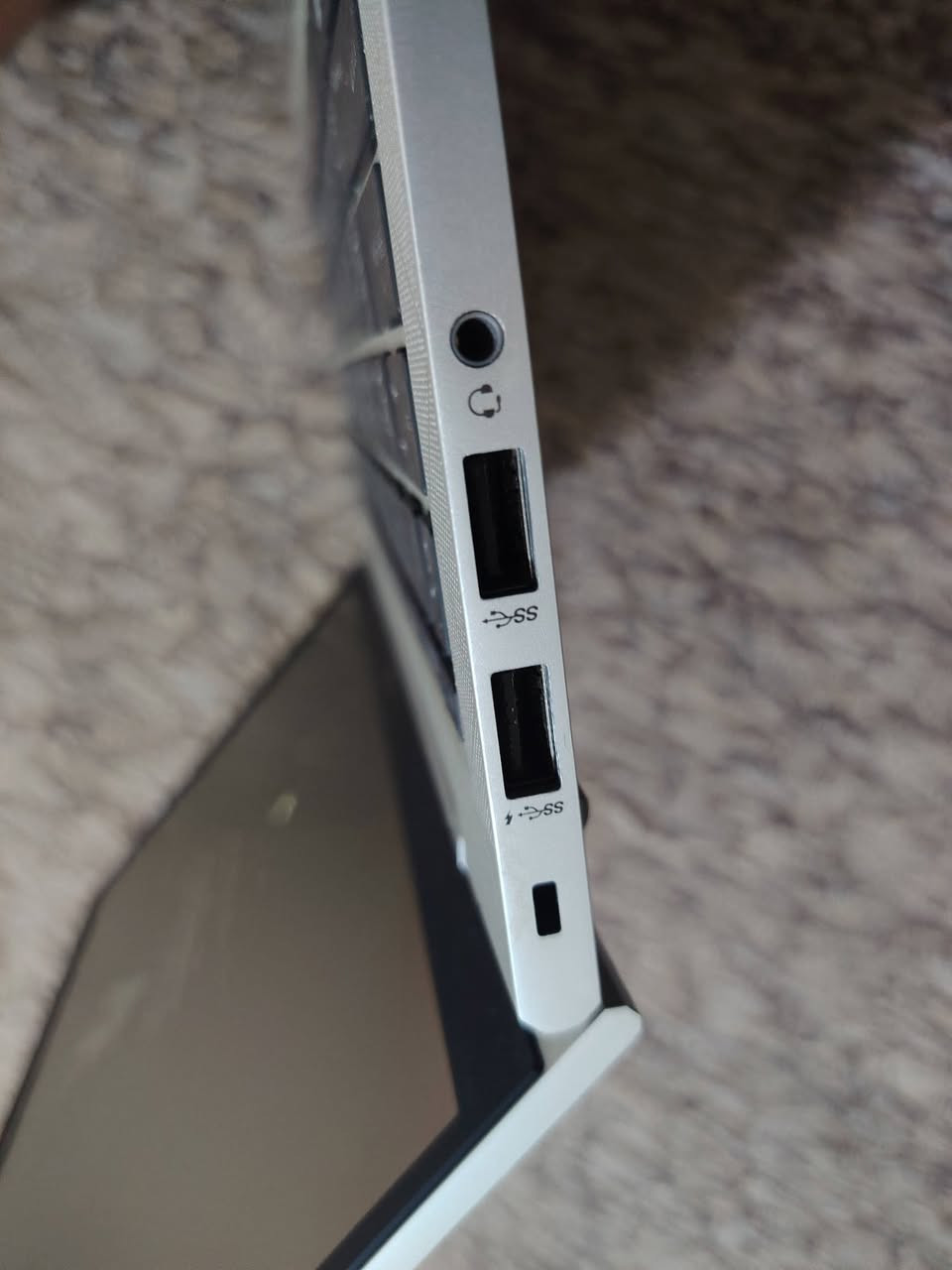 السلام عليكم ورحمة الله وبركاته..
للبيع لابتوب أصلـي من شركة HP الفئة الاحترافية EliteBook بتصميم ألمنيوم أنيق وخفيف الوزن، ممتاز جداً للطلاب، الأعمال المكتبية، والتصفح والدراسة.

🔻 المواصفات الفنية:

• الموديل: HP EliteBook 830 G7 Notebook PC

• المعالج: Intel Core i5-10310U (الجيل العاشر - 8 نواة وهمية)

• الذاكرة العشوائية (RAM): 8 جيجابايت

• نظام التشغيل: Windows 11 Pro الأصلي (معرف ومحدث جاهز للاستخدام)

• الصوت: نظام صوتي مميز من BANG & OLUFSEN

• الشاشة: شاشة بدقة عالية بألوان ممتازة وحواف ناعمة

• المنافذ: يحتوي على منافذ Type-C (Thunderbolt)، USB، HDMI، منفذ صوت.

🔻 الحالة العامة:

• الجهاز بحالة ممتازة جداً ونظيف.

• الكيبورد عربي / إنجليزي.

🔻 الملحقات والمرفقات:

الشاحن الأصلي.

حقيبة (جنطة) أنيقة ومحمية للجهاز.

ماوس.

🔻 السعر: [370 الف]  (قابل للتفاوض البسيط)

🔻 المكان: [البصرة]

🔻 للتواصل والاستفسار: [***********}
