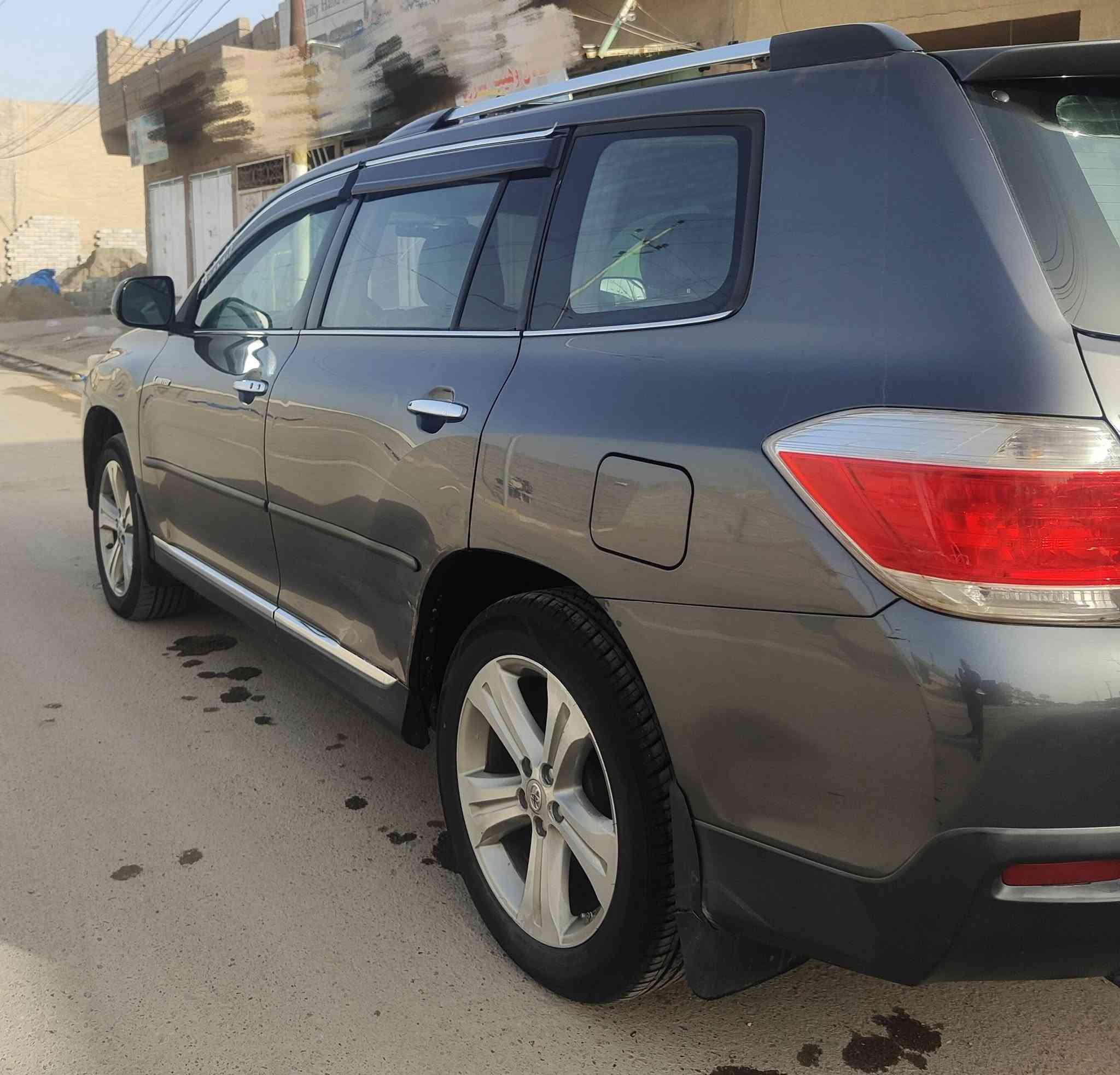 السلام عليكم سياره للبيع
النوع: تويوتا هايلندر وارد امريكي 
رقم بغداد جديد باسمي شرط التحويل 
المتد فول مواصفات 1/1
الموديل 2012 
محرك V6.  3500
4ويل
اللون:فيلي  
مانع تزحلق
نضام منحدرات DAC
SNOW
تدفئه الكراسي لاماميه 
فتحة سقف 
كراسي الامامي كهرباء 
كشانه جلد 
شاشه كبيرة+شاشه صغيره
كاميره
بلوتوث -aux -usb 
منضومة صوت JBL
 بصمة تشغيل 
تشغيل عن بعد 
7راكب 
باب الجنطه كهربائي 
3  قطع تبريد مركزي
گير (اوتوماتيك، عادي)
تحكم الشاشة و الصوت ستیرن 
تحكم سترين تبريد 
اشاير ترحيب 
بصمة ابواب 

الضرر .مياه امطار 
وبيها ضربه خفيف داخل العراق الباب الخلف السايق 
 
للاستفسار مراسله خاص او التصال 
***********
