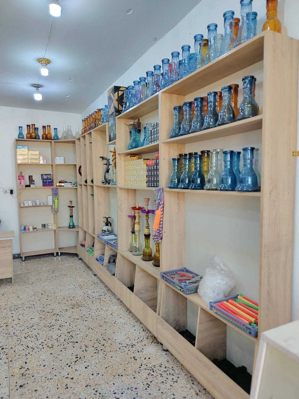 السلام عليكم للبيع محل جكاير وناركيلات كامل بس تفتح ابيع شلع الاستفسار ***********
