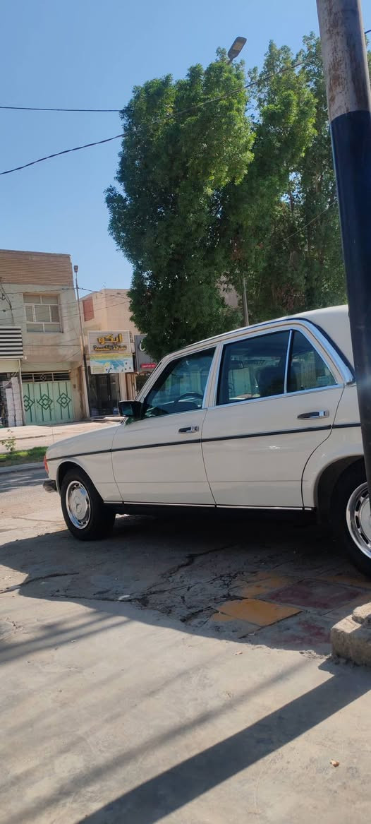 السلام عليكم
مارسدس ابو جحيل للبيع
السياره تعمير جديد مال جناي
تبريد شغال كهربائيات كولهن شغاله
السياره كولها بلاديه كير مكينه 
عارضها 75 وبيها مجال قليل
العنون حله مركز مدينه 
للاستفسار *********** حلة, بابل
