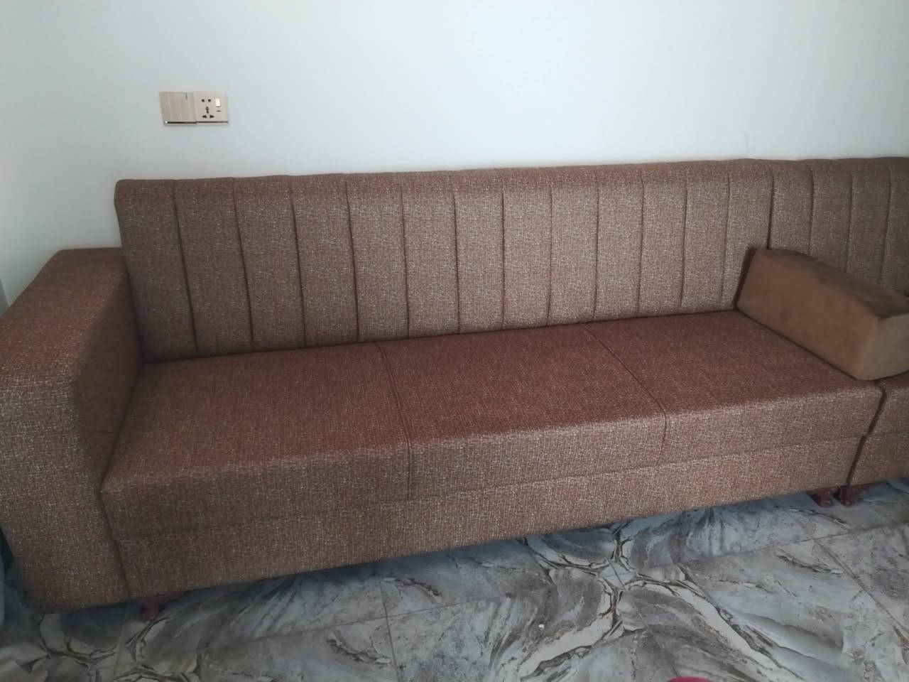 السلام عليكم دخم للبيع ١٠ مقاعد و طبله السعر مليون ١٠٠ العنوان ديالى بـاويه رقم الجوال ***********
