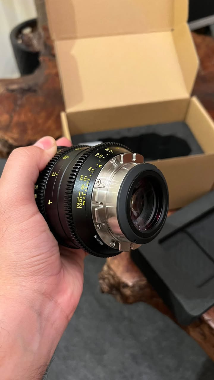 عدسة سينمائية للبيع شباب مستخدم ٣ مرات
> للبيع DZOFilm Vespid Prime 40mm T2.1
Cine Lens – Full Frame
فتحة T2.1، Manual Focus، فوكس 300°، فلتر 77mm، Gear 0.8 MOD، Front 80mm.
العدسة بحالة ممتازة + الكرتونة.

المواصفات بالتفصيل

DZOFilm Vespid Prime
البعد البؤري: 40mm
فتحة العدسة: T2.1 – T22
التغطية: Full Frame / VV
التركيز: Manual Focus
دوران الفوكس: حوالي 300°
أقرب مسافة فوكس: 0.6 متر
فلتر: 77mm
Front Diameter: 80mm
Iris: Manual
عدد شفرات الآيرس: 16
الوزن: حوالي 943 غرام

السعر مليون و ٤٠٠ الف وبيها مجال 
التواصل حصرا على رقم صاحبها
‏‪***********‬‏
