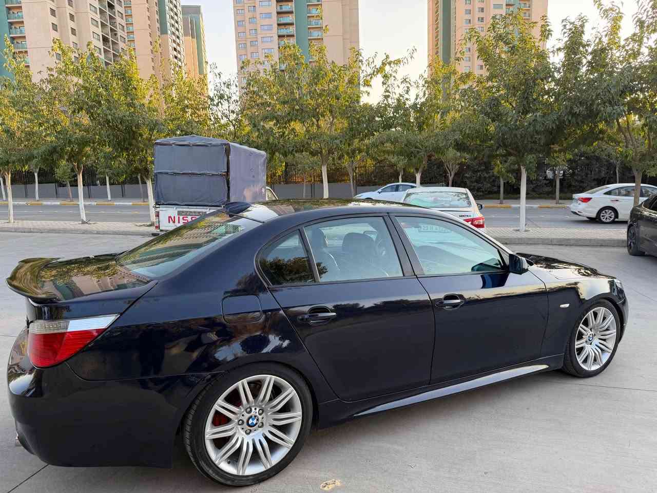 BMW E60 5 searis 2004 ساخ ساخ
سڵاوتان لێبێت 
مۆدێل ٢٠٠٤ ٢٨ نۆزل کورت
بەس سلایت و بەسمە نیە
هەموو گیانی بەشەرت
گێر و مەکینە بە شەرت
یەک قرچی پێشی هەیە شایەنی باس نیە
کۆدی بۆ کراوەو بە ناوی خۆمانەوەیە
تەبیرد بەس عازی ئەویت
Body kit 
موسو براو و  محەوەر بە شەرت
لە سلێمانیە سەیارەک
گۆرینەوەمان نیە
٧٣ گەلاو معامەلە
*********** السليمانية, العراق
