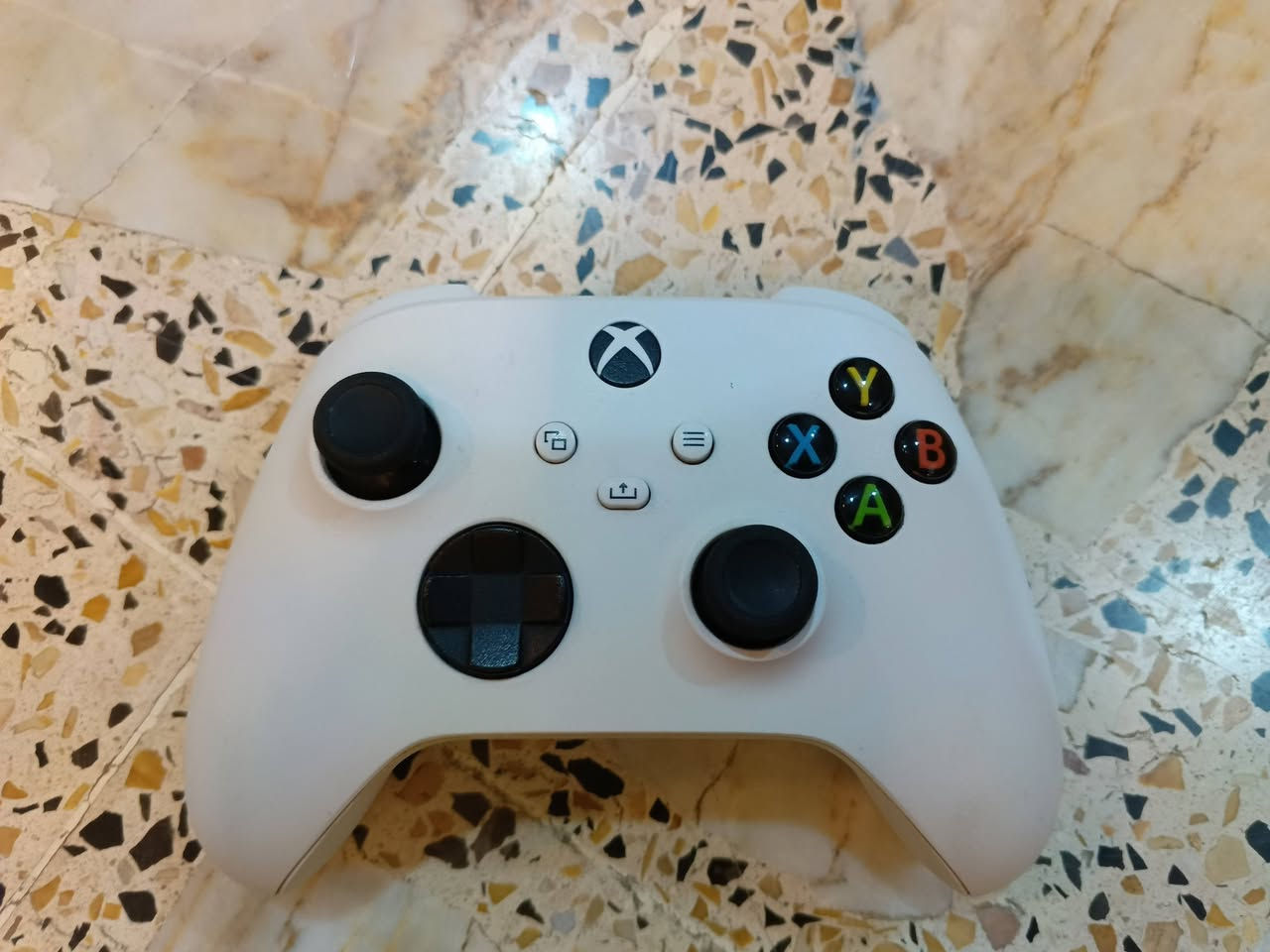 السلام عليكم
للبيع اكس بوكس سيريس اس ( xbox seres s) ابيض
1تيرة (1000جيجا) اصدار 2024 
ملحقات الجهاز كامله و نظيفة و اصليه 
اليده الاصلية + الوايرات + الكارتونه
كل الاغراض نظيفة و بدون لا عطل ولا تصليح مال شركه
الجهاز نظافته 100% اخو الجديد استخدام اقل من سنه
السعر (600) الف دينار ( بي مجال بسيط للمشتري الجاد) 
المكان:  بغداد/ الدورة
التسليم يد بيد
للتواصل و الاستفسار، راسلني خاص او واتساب 
(***********)
