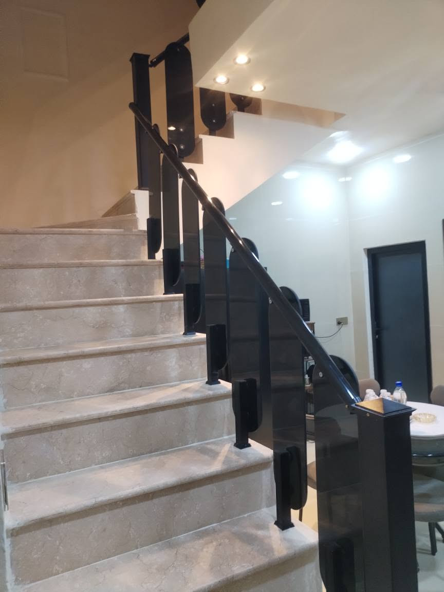 سلام عليكم بيت للبيع الدوره حي دجله  شارع ٢٢ تونات ٢  ٨٠ متر ٣ طوابق ٤ غرف نوم ٢ حمام ١ مخزن مدخلين ديكورات مغربي سبالت غرف نوم ٢ تخم بيت كامل من كلشي بسمي اقرار محكمه السعر ١٧٠ مليون مع الاثاث كامل بدون اثاث ١٦٠ مليون
*********** بغداد, العراق
