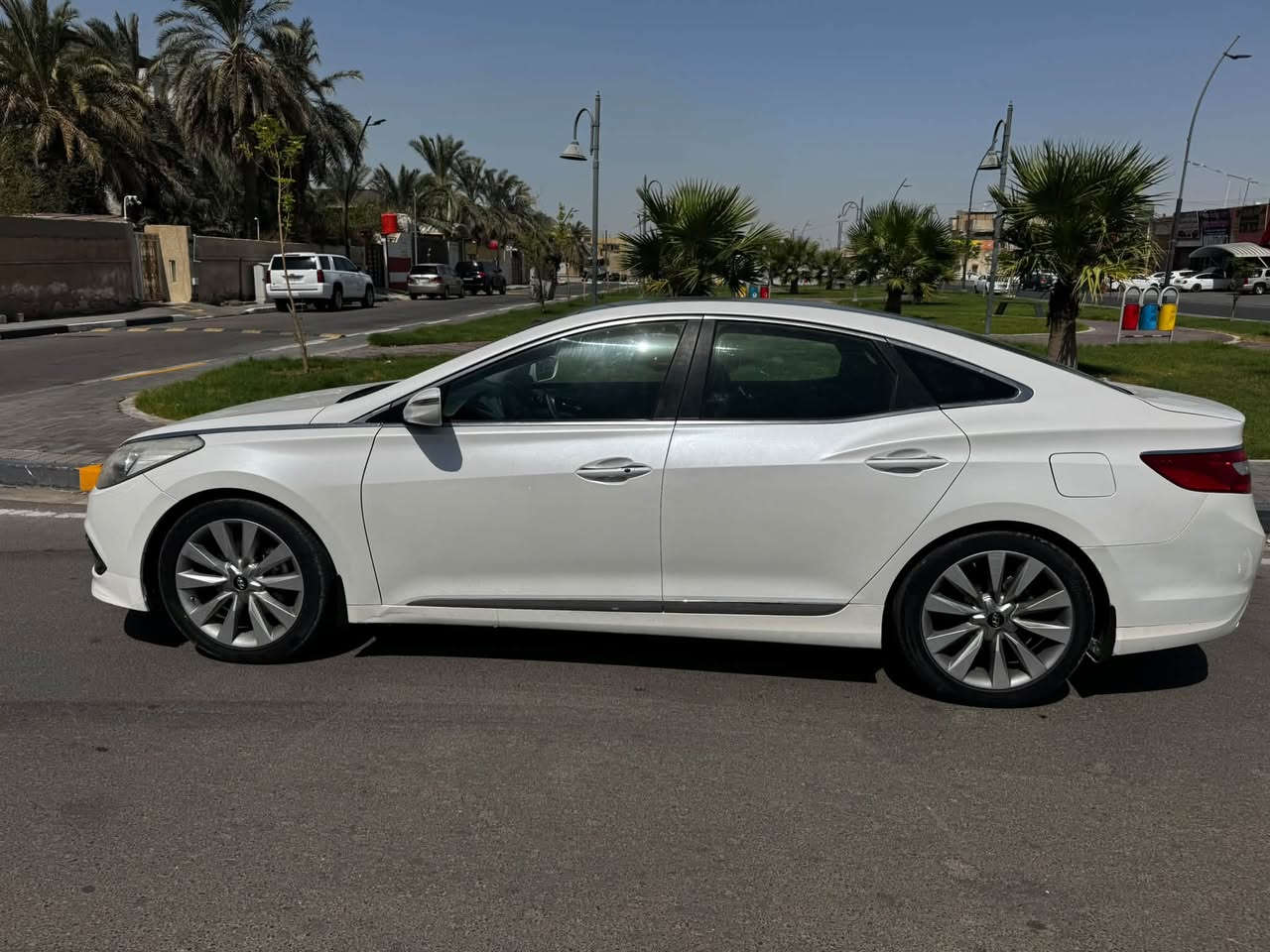 🚗 للبيع: هيونداي أزيرا 2015 🚗
 المواصفات: خليجي
 المحرك: 3000 (6 سلندر)
 اللون: أبيض
 المواصفات العامة: فول المواصفات المعروفة للأزيرا (بانوراما، بصمة، جلد، شاشة، كاميرا، حساسات).

 الحالة: [مكفولة / بارد فقط تحت الرقم]
 المكان: البصرة-حي الجامعه
 السعر: [  128$  ]
للتواصل: 📞 [***********]
