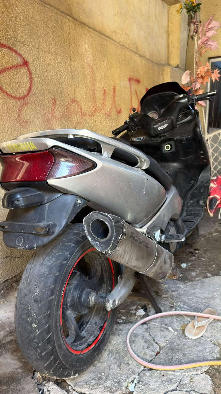 السلام عليكم
Tmax 2008

دراجه كامله مكمله بس نوزل شويه تعبان

رايده ب15$ 

تجي تاخده من باب بيت وتفحص على راحتك
