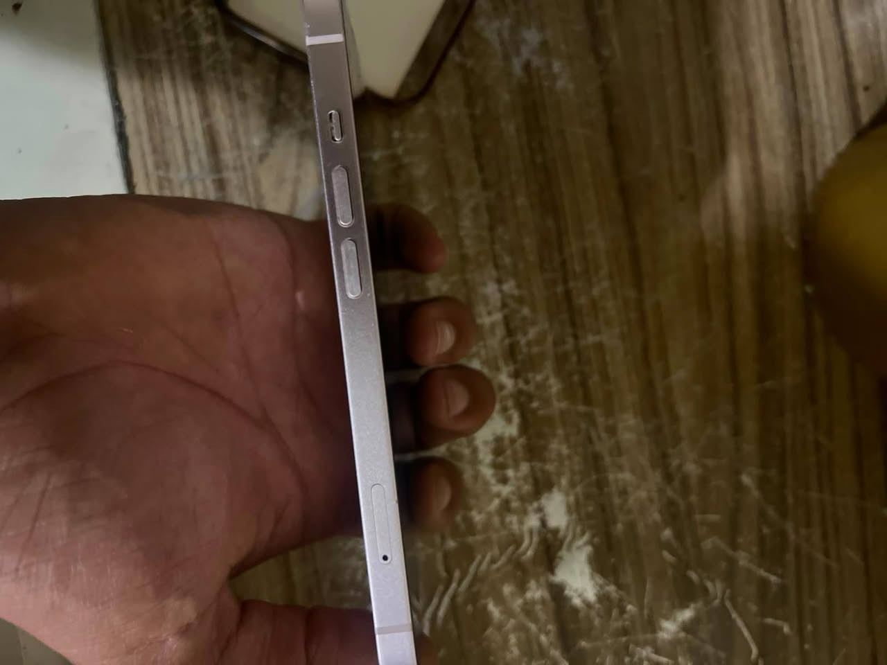 سلام عليكم اخوان جهاز ايفون 13 عادي 
نظافه فول واحد على واحد 
يطاريه 81 ما داخل صيانه ولا مبدل قطعه 
رايده اخوان 400 الف شوفوني خيركم 
موجود خاص و هذه رقمي ***********
