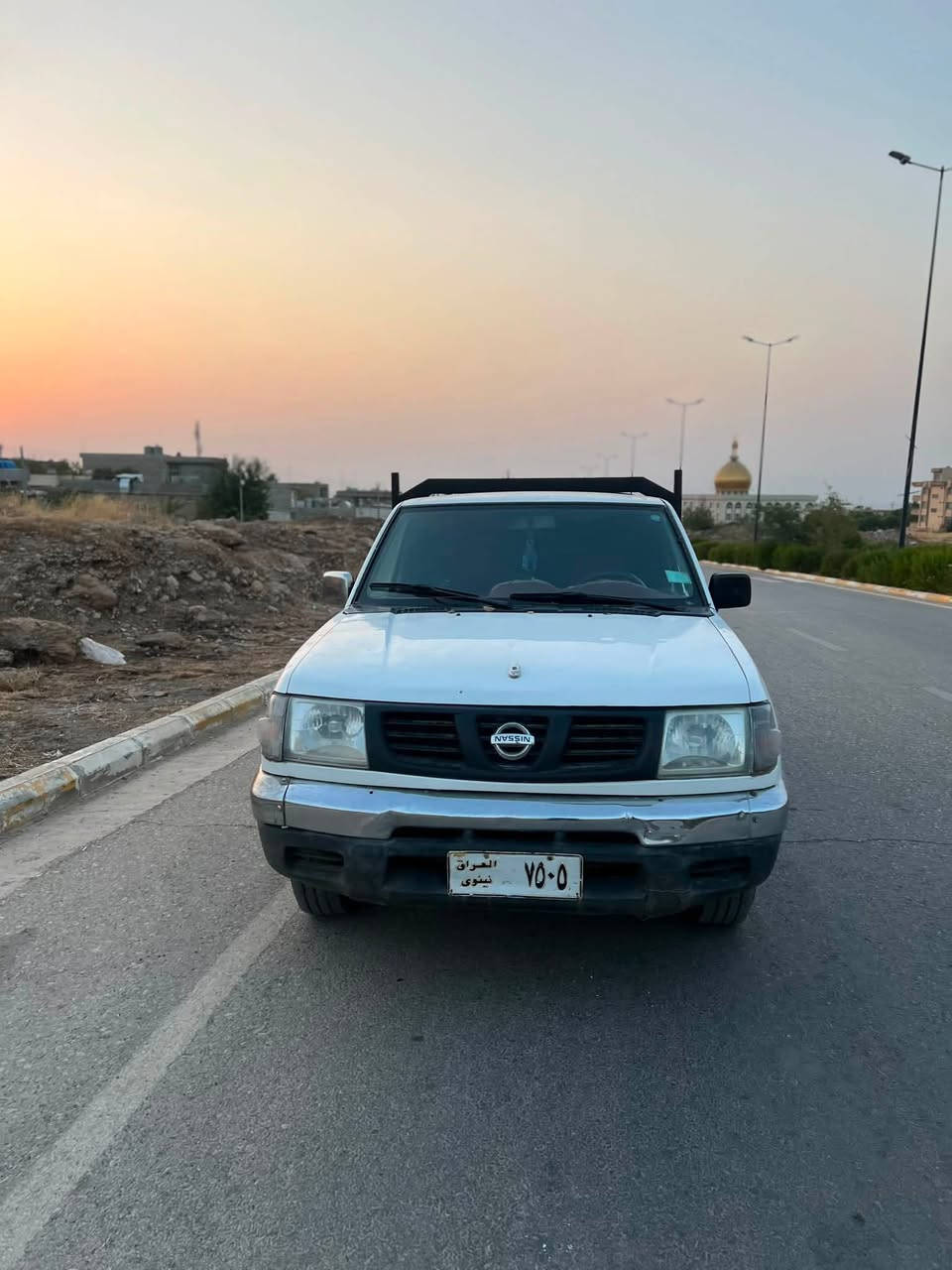 نیسان تاک 5 قولاپ 
٢٠٠٢ تەبریدە 
چوار تایەی لۆک لە ژێرە 
ئارم پلاستیک سلێمانی ئارمو ئەوەلیات بە شەرت هەموو شتێ
دوو پارچەی رەشە پێشو دوا کەپس 
گێروو مەکینەو تەقەو رەقە بەشەرد 
دینارێ نوقسانی نییە  
گۆرینەوەش ئەکەم لەسەر دلگرتن 
72 گەلاوو مەعمەلە 
***********
***********

