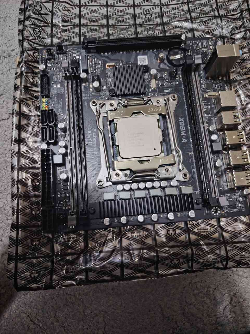مذربوردx99 مع معالج xeon 2680 جديد غير مستعمل سعره 40 الف للتواصل خاص او واتساب *********** يوجد توصيل
