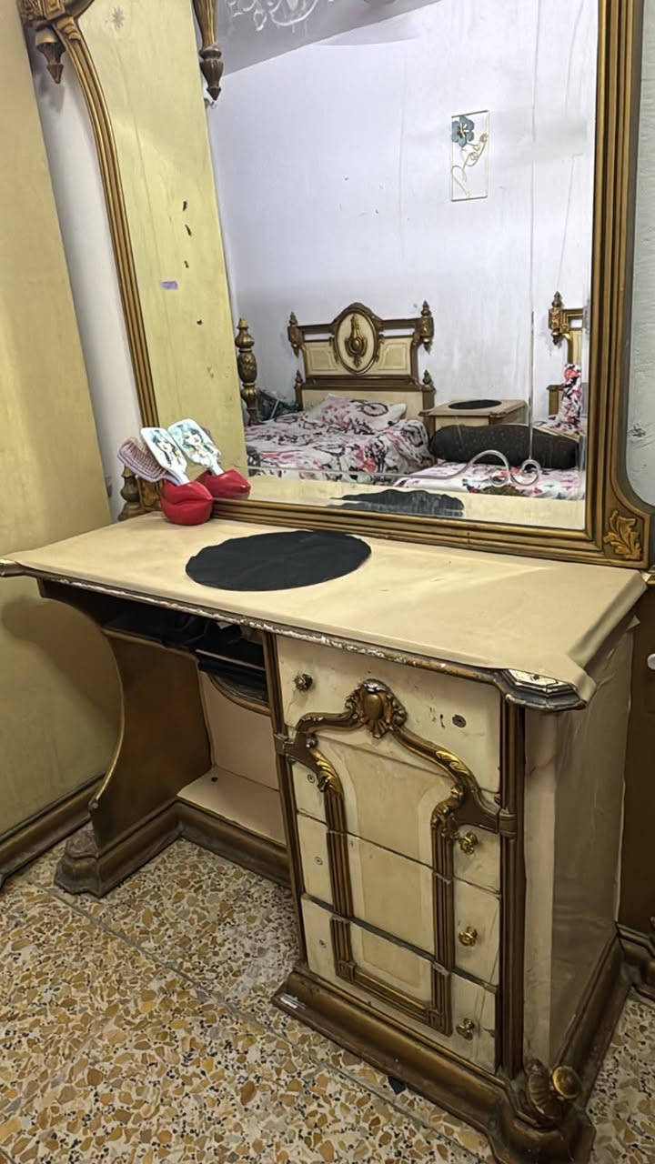 غرفه نوم مصري السعر ٤٠٠بيهه مجال
جرابي عدد اثنين منفصلات كنتور ميز تواليت كومديات
مكان الحسينيه 
أي استفسار اتصال ***********
