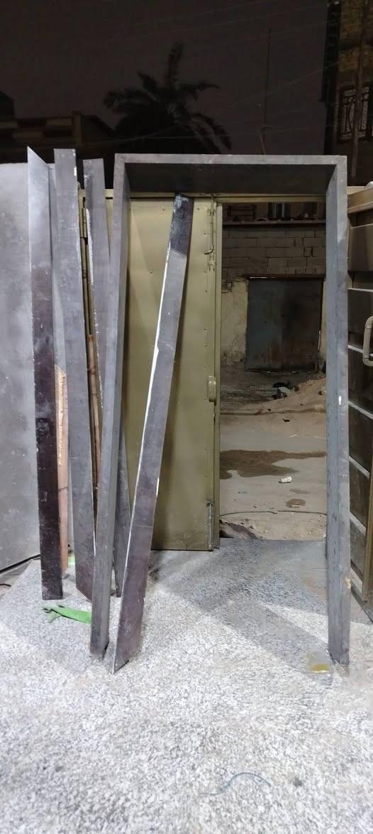 للبيع باب حديد مع باب خشب كامل وشباك الجام مسكرت مال بيوت النرجس.
وهذا رقمي ***********
