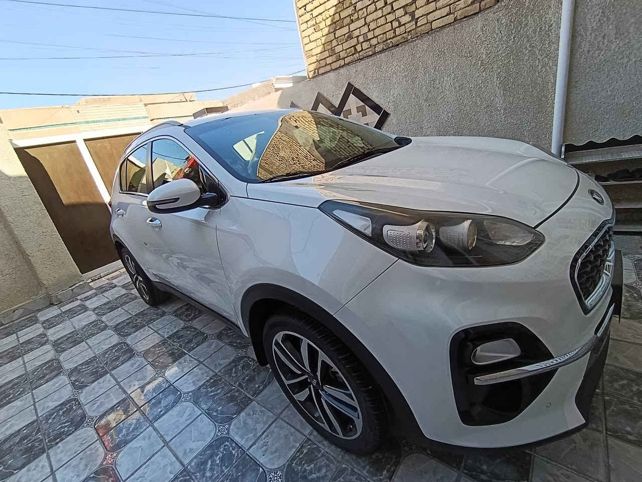 سبورتج 2020خليجي رقم بغداد دولي بأسمي الشركة الدولية ماشيه ٤٨ ألف مكفولة عدا بارد بسيط مكينه ٢٠٠٠ شاشه وكامره دواره وحساس أمامي وخلفي ومري أوتو وتحكمات وباقي المواصفات المعروفة (السياره جديده) مكان واسط/الكوت السعر (٢٠٥) للاستفسار ***********
