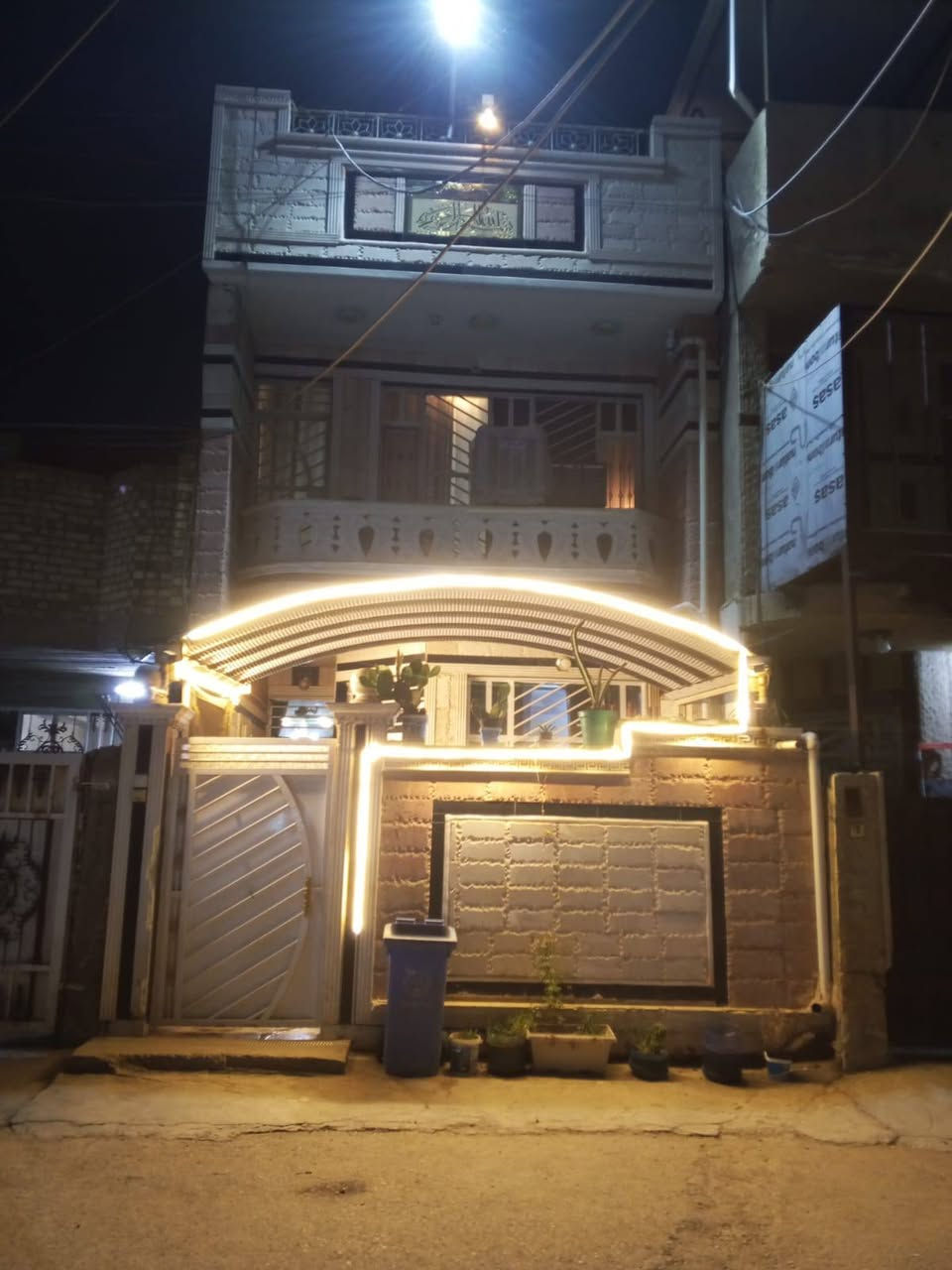 من رخصة مدير الگروب المحترم
دار للبيع مساحة (١٠٠م)
طابو زراعي سند ٢٥ ملك صرف
منطقة كافة الخدمات تبليط مجاري نت حكومي بناء طابوك طابقين ارتفاع السقف (٣،٢٥٠) السقف جبسن بورد للطابقين يتكون الطابق الاول غرفة نوم +استقبال ومطبخ حار وبارد وحمام ارضية البيت مرمر ايطالي+حمام خارجي
والطابق الثاني يتكون من غرفة نوم عدد(٢) كبيره الاولى ٥*٥ مع بالكونه والثانيه ٥*٤ + حمام وجلسة استراحة والسطح شتايگر
عنوان شعب سريدات القديمه الأولى
 للاستفسار  ***********/اتصال او واتساب
