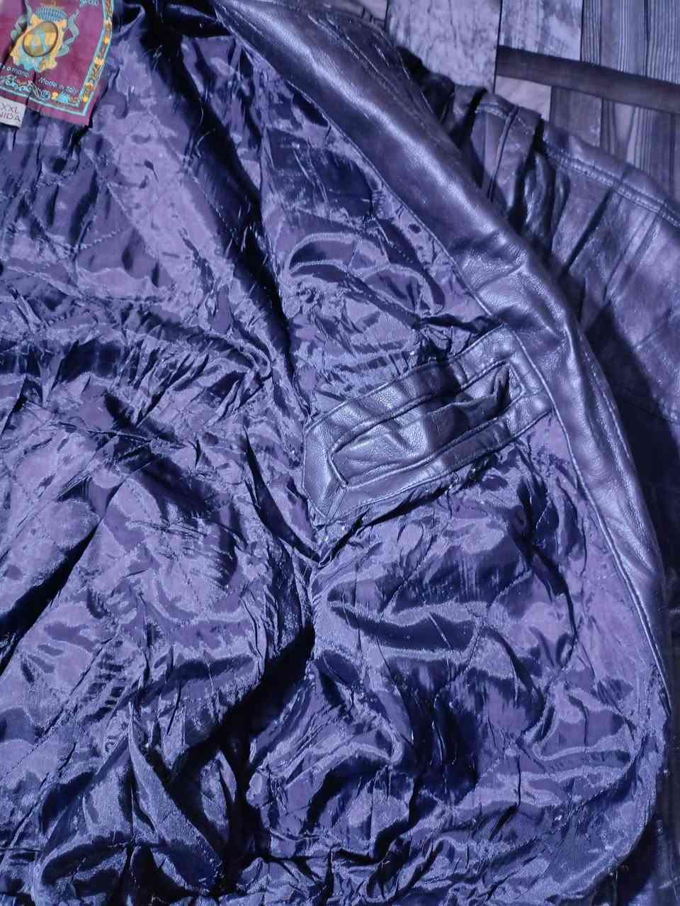 قمصله جلد طبيعي ايطالي الصنع قياس XXL عمل يد السعر 40 الف مع التوصيل
