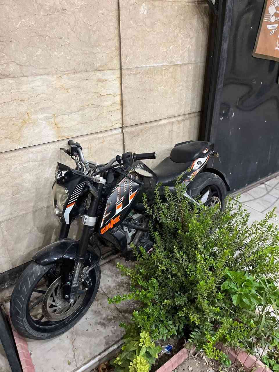Ktm duke 200cc
يحتاجلها فقط عقل 
الدراجه للبيع لان راح اسافر
كامله كلشي مابيها بس عقل 
السعر: مليون وميه وبيها مجال
***********
