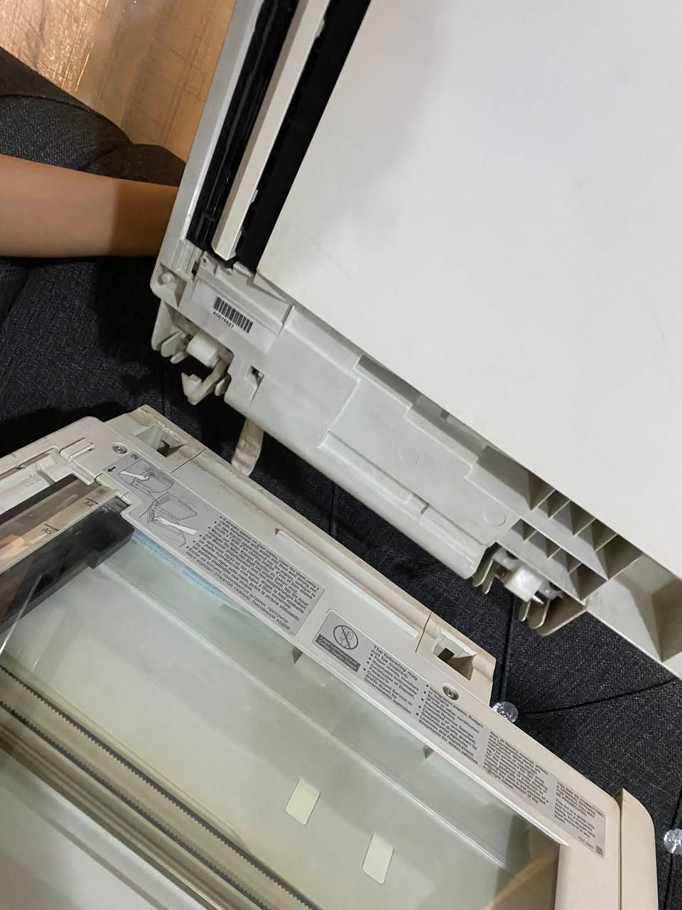 🖨️ الطباعة: أبيض وأسود فقط، ليزر.
* ⚡ السرعة: حوالي 22 صفحة بالدقيقة.
* 📄 الحجم: حتى A4.
* 🔄 طباعة وجهين تلقائية (Duplex).
* 📑 ماسح ضوئي: ملون، دقة بصرية 600×1200 dpi.
* 📚 ADF: تغذية تلقائية للمستندات، وتدعم النسخ/المسح المتعدد.
* 📠 فاكس مدمج.
* 🔌 USB + شبكة Ethernet (LAN).
* ❌ لا يوجد Wi-Fi مدمج؛ لذلك لا تتصل بالموبايل مباشرة عبر الواي فاي. 
* 🗃️ درج الورق حوالي 250 ورقة.
* 🧴 التونر الأسود البديل يعطي تقريبًا 2,000 صفحة.
*********** واتساب
