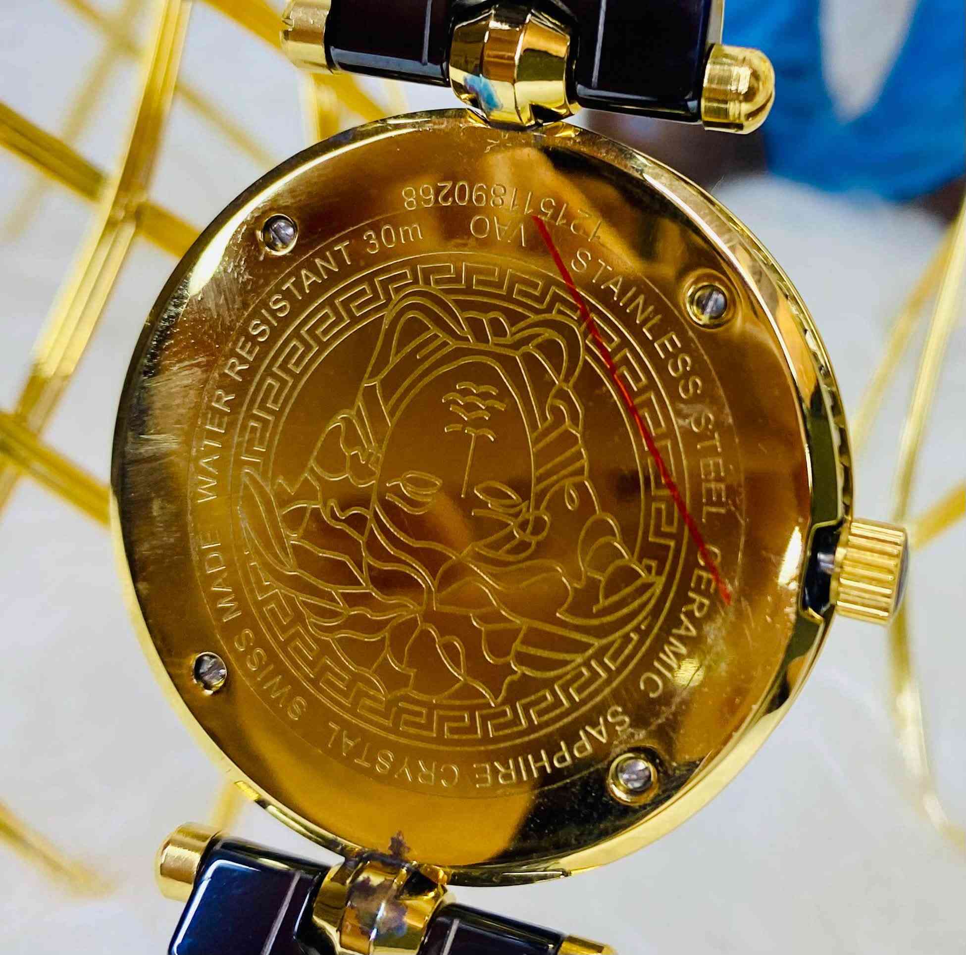 🖤✨ VERSACE | فخامة تليق بذوقك ✨🖤
⌚ Unisex – للرجال والنساء
📏 قطر 40mm | سير Ceramic أسود
✨ مينا أسود منقوش ومطعّم بالذهبي
💎 زجاج Sapphire | Bezel سيراميك
🔩 Stainless Steel مطعّم بالسيراميك
💧 مقاومة للماء 30 متر
🔒 قفل Butterfly

🔥 تصميم فاخر ومميز جدًا باليد… التفاصيل هي اللي تحچي عن الساعة.

📲 للطلب والاستفسار:
واتساب / ماسنجر
***********

📩 راسلنا الآن لمعرفة السعر والتفاصيل.@highlight

نص مكتوب في الصور:
- ساعة Versace الخزفية – تحفة فنية تتجاوز الزمن، محفورة بالذهب والتقنية السويسرية دقة سويسرية فائقة، محفورة بدقة متناهية علامة Medusa الذهبية الأيقونية عند الساعة 12 نقش فني متموج بدقة متناهية إطار Greek Key الكلاسيكي المحفور كريستال ياقوت مقاوم للخدش متانة الخزف الأسود المصقول وفخامة الذهب آلية حركة سويسرية فائقة الدقة Versace – الإرث الإيطالي، الدقة السويسرية أناقة خالدة في كل تفصيل اكتشف المجموعة الكاملة في متاجرنا المعتمدة www.versace.com