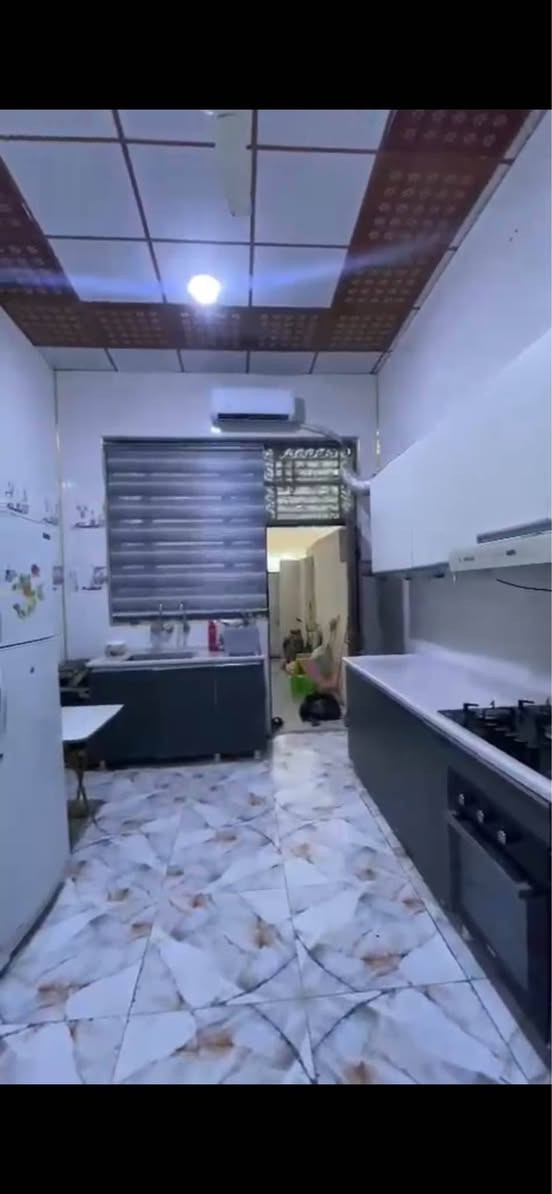 بيت بالبهادريه زراعي 200م  بناء  حديث يتكون من غرفتين وصاله واستقبال وصحيات داخليه و خارجيه مع كاونتر تركي مصمم بالمطبخ كامل وسخان والماطور والمراوح وتانكيات الاستفسار رقم : *********** ابو الخصيب, البصرة
