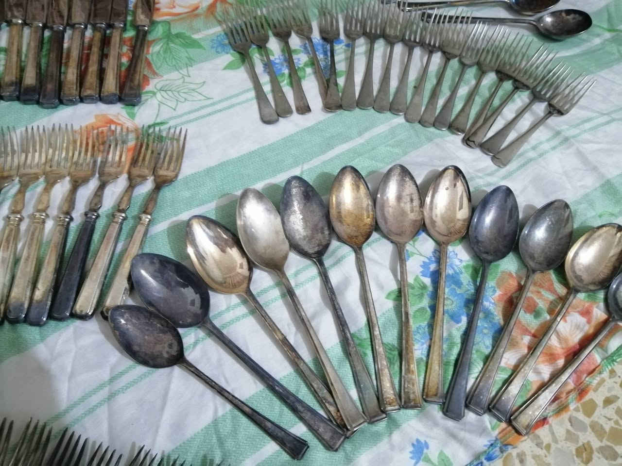 طقم ١٣٧قطعة • طلاء فضة • انكليزي
