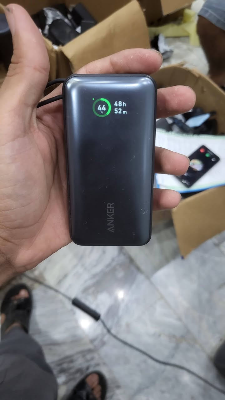 سلام عليكم
باور بنك أنكر 
بطاريه ١٠الاف ملي امبير
بقدره شحن ٣٠ واط 
يدعم الشحن الذكي 
كيبل مدمج تايبسي
أستفسار خاص
***********
