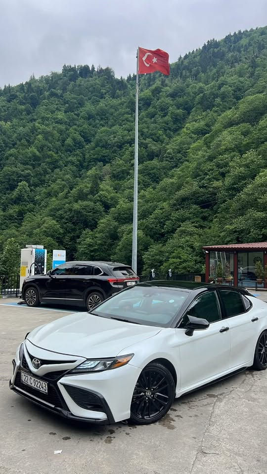 2022 Toyota Camry, Xse
_رقم اربيل ابيض فول مواصفات XSE سقف سلايد داخل احمر اربعه سيلندر
الممشى 107 الف كم

_بونيد مبدل جاملغ تعديل خفيف 
_بدون دواخل فقط ايرباك ستيرن
_ماشي ١٠٧ الف كم
_سعر240$ مكانها كركوك
***********
