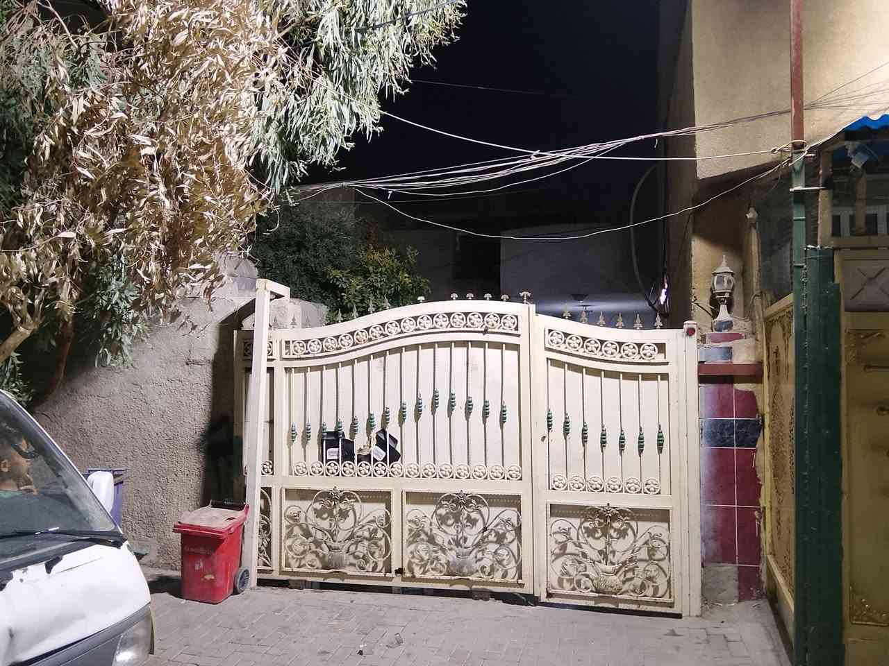 بيت 92مترقطع من بيت للبيع طابوملك صرف بلزعفرانية اربع شوارع المعلمين قرب مستوصف السندبات سعر المتر بمليون وربع  والاستفسارعل  الرقم ***********
