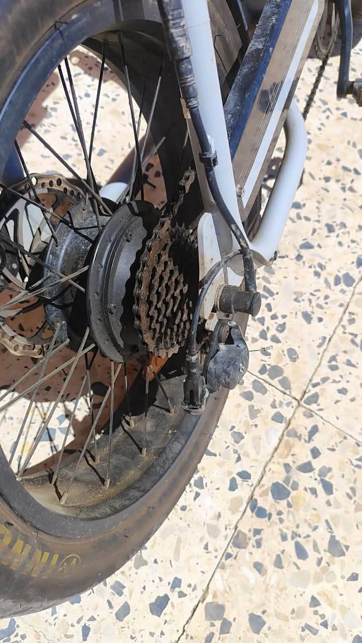 دراجه شحن للبيع 
بطاريه ليثيوم
عقرب مساعد بايدر ٧تبديلات
تايرات دبابه 
نضام B+٣سرعات
لايت زنون 
ومن تخلص شحن وتستخدم البايدر تشحن نفسه
النقص الوحيد دسكات مخلصه ينكص فلوسهن من سعر الدراجه 
سعر (٢٧٥) وبيه مجال للشراي
***********
