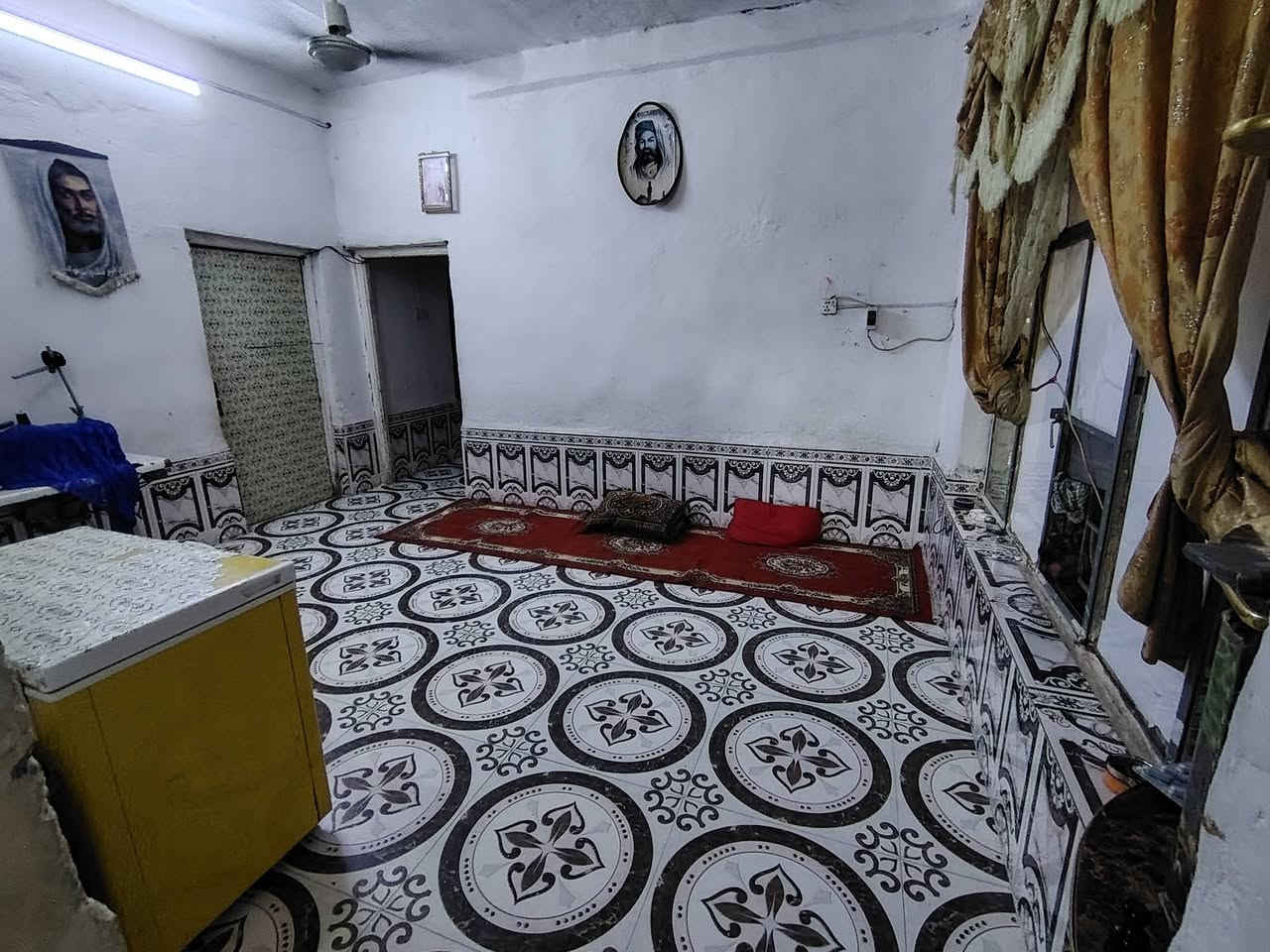 بسم الله الرحمن الرحيم 
دار البيع موقع دار حي الحسن العسكري يطل على مدارس ثنين مدرسة سيده نفيسة و مدرسة الاسكندرونه مقابيل الدار حديقه
مساحته الدار 200 م
ساحه واسعه ويحتوي على محل 
1 الغرفه 4+5
2 الغرفه 4+8
صاله 4+5
ستقبال 4+9
مطبخ 4+4
الاستفسار اتصل على رقم ***********
