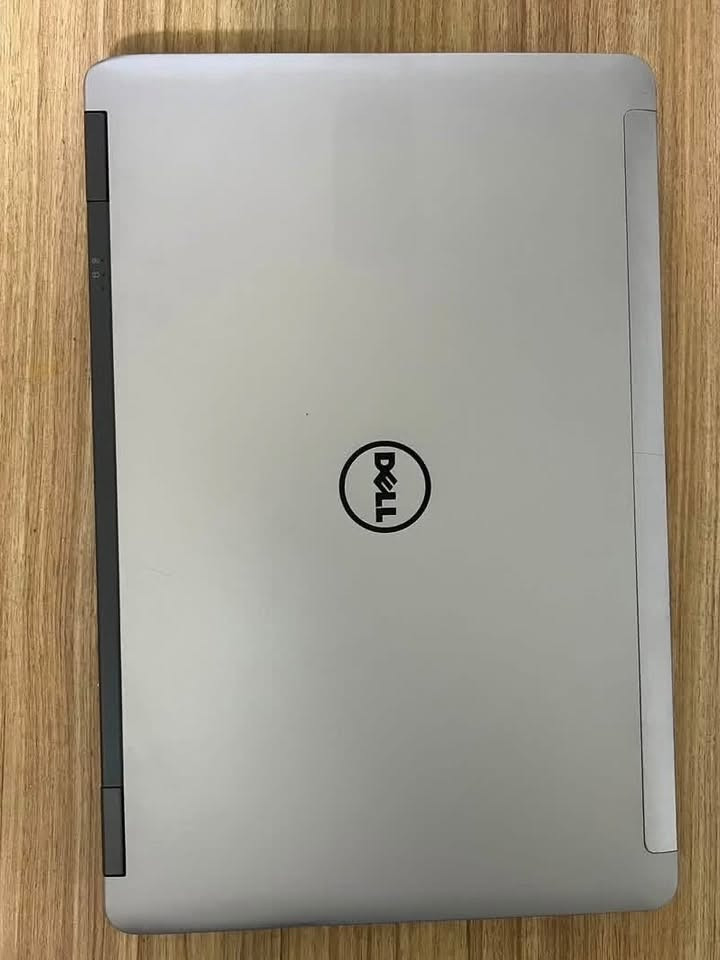 لابتوب Dell ، كارتين شاشة ومعالج core i7
Dell Latitude
 المعالج (CPU): Intel Core i7-4610M (3.00GHz)
 ذاكرة العشوائية (RAM): 16GB DDR3
 سعة التخزين (SSD): 256GB SSD
 كرت الشاشة المدمج: Intel HD Graphics 4600
 كرت الشاشة المنفصل: AMD Radeon HD 8790M
السعر 340 الف وبي مجال
تواصل واتساب ***********
