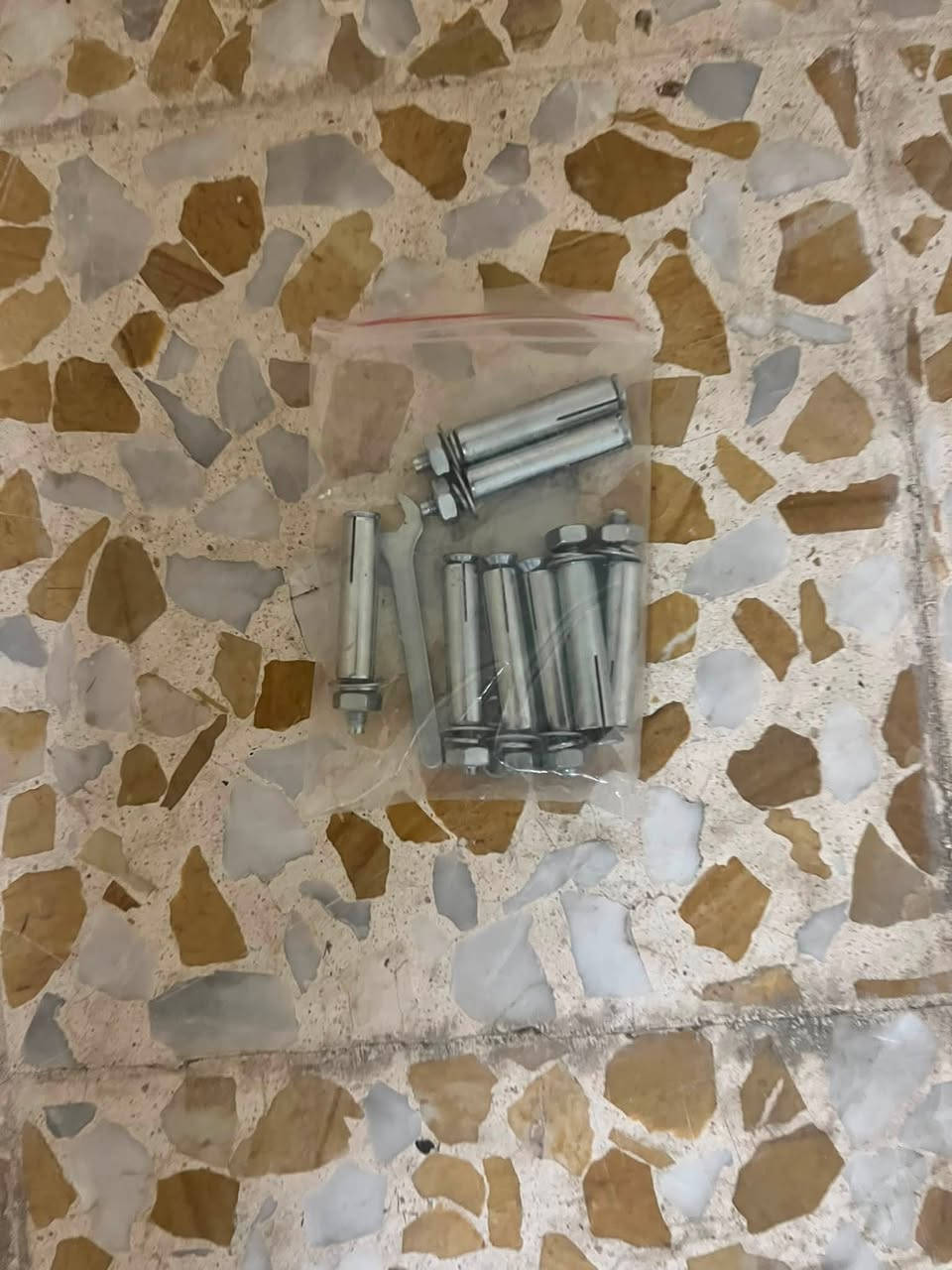 ‏سلام عليكم عقله جداريه للبيع مع البراغي مالها كامله جديده بس مفتوحه من الكارتون ما مستخدمه لل تواصل هذا الرقم ***********
