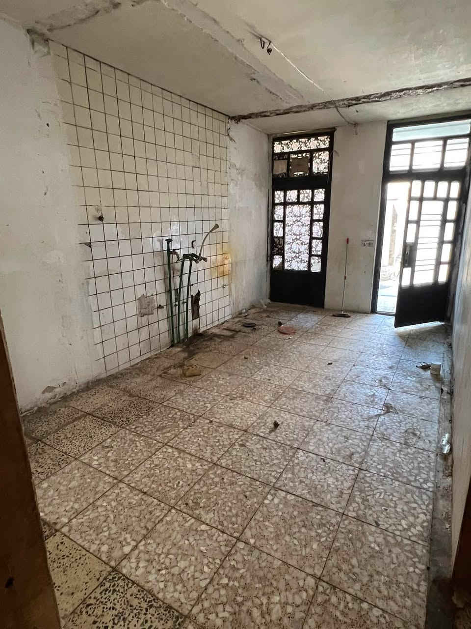 للايجار في السيدية بيت مساحته 180م 

يحتوي ع كراج وحديقة وصالة ومطبخ وهول وغرفتين نوم 

موقع الضباط 

ايجاره 700 الف 

للاستفسار ***********
