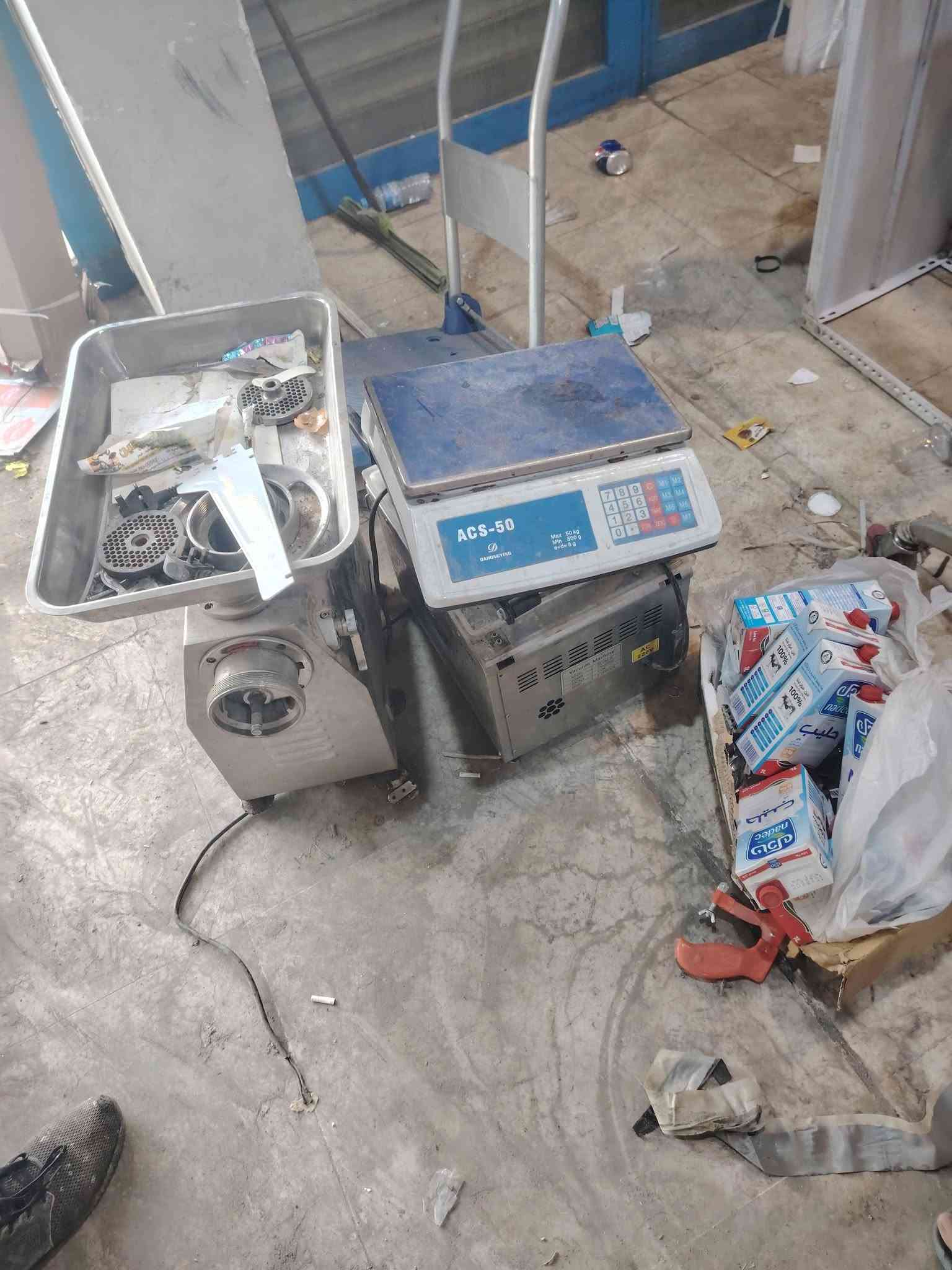 رفوف للبيع جداريه وسطيه جام خانه اتصل واتساب علرقم مكان بغداد الوزيريه ***********
