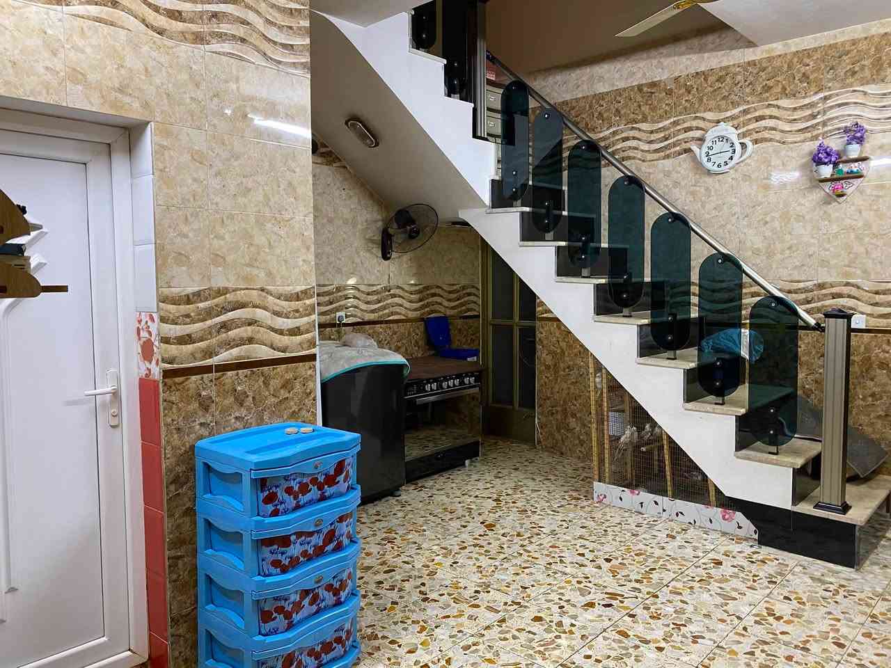 السلام عليكم بيت للبيع 90م واجهة5 نزال 18 طابق ونص  السعر 85 وبي مجال بسيط ،  حي طارق الوسط قرب حسينية ابا صالح للاستفسار ***********
