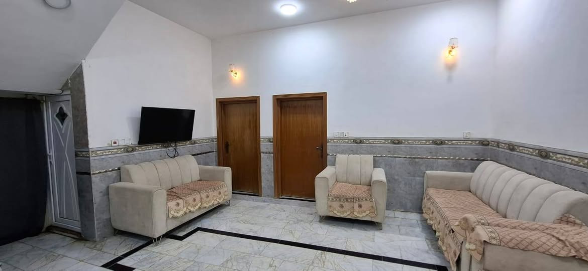 🏠 بيت للبيع – في الشافعية
📍 الموقع: على سايدين، المعمل مباشرة، وقريب من متوسطة تكتم.

🔹 المساحة: 150 م²
🔹 الواجهة: 7.5 م
🔹 النزال: 20 م
🔹 البناء: جناي، نظيف وجديد، بناء درجة أولى
🔹 البيت طابقين:
• الطابق الأول: كونكريت مسلح، أرضية مرمر، غرفتين، صالة، مطبخ، حمام داخلي وخارجي واستقبال.
• الطابق الثاني: هيكل مسكف كونكريت.

🔹 ويحتوي أيضاً على محل حلاقة مع كامل أدواته.

💰 السعر: 75 مليون دينار
🏦 الإسكان: مطلوب تقريباً 25 مليون، والتسديد على المشتري، والقسط الشهري 154 ألف دينار.

📞 للاستفسار والتواصل مع صاحب البيت:
***********
*********** – أبو محمد
