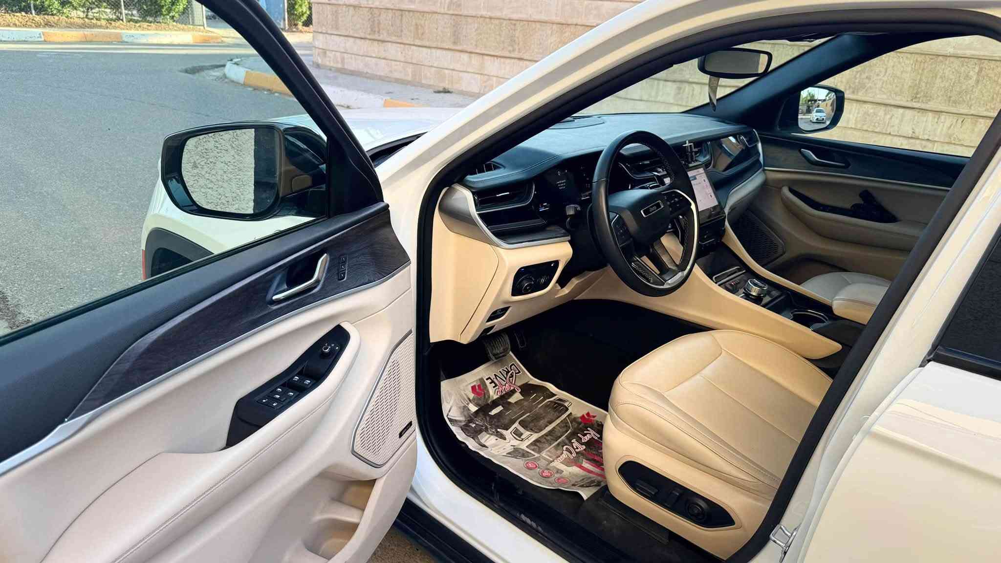 للبيع..للبيع..للبيع فقط..

** Jeep Grand Cherokee/Limited Hybrid 4xe**

- موديل 2024

- ثلاث شاشات

- ممشى: 35000 ميل

- محرك 2.0 تيربو هايبرد ٣ أنظمة بلگ إن

-خرائط ولغة عربي

- دفع رباعي (4x4)

- گير أوتوماتيك 8 سرعات

- لون أبيض / داخل جلد لون بيجي مميز

-  3 شاشة كبيرة مع Apple CarPlay وAndroid Auto

- كاميرا خلفية

- ⁠صندوق كهرباء

- المقاعد 5 راكب

- تشغيل بصمة وعن بُعد ودخول ذكي 4 ابواب

- السيارة جديدة جدًا وجاهزة للاستخدام

🔹 ضرر السيارة// الچامرلغ الأيمن فقط بدون إيرباك 

💰 السعر: 335 ورقة 

📍الموقع: ديالى-بعقوبة 

♦️ للاستفسار يرجى التواصل على الواتس اب أو الاتصال.

***********
***********

