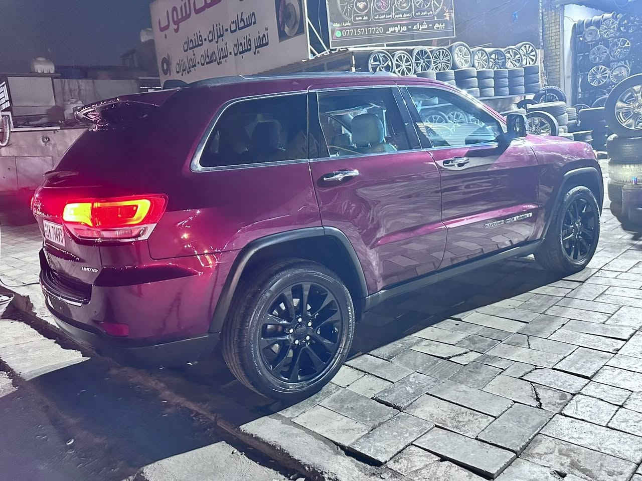 السلام عليكم جيب موديل ١٧ لمتدد فول للاخير حادثهه بنيد وجاملغ وبالعراق بيها الباب الخلفي السيارة خير من الله صدر جديد تخم تايرات جدد منضومه تبريد جديد المكينه مبدل بساتمها مال ١٤ يعني بانزين عادي تسحك خير من الله ترايك للبصره السيارة بسمي تحويل ثاني يوم والعده مراوس هم اراوس مكاني بغداد  معروضه ١٧٥ وبيها مجال للشراي اي ستفسار اني حاضر ***********
