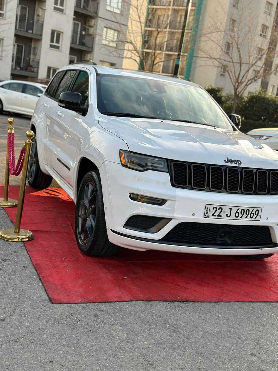 ئۆتۆمبێلی جێب گراند چێرۆکی (Limited X) مۆدێل ٢٠١٩ بۆ فرۆشتن:
تایبەتمەندییە سەرەکییەکان (Specifications):
 مۆدێل: 2019
 جۆر / : Limited X (دیزاینی سپۆڕت هاوشێوەی SRT)
 بزوێنەر: 3.6L Pentastar V6 
 گێڕ: تۆماتیک ٨ خێرایی (8-speed Automatic)
 سیستەمی پاڵنەر: دەبڵ ئەکسل (4x4 / 4WD) بە چەندین دۆخی لێخوڕین (سیستەمی Selec-Terrain: بەفر، قوڕ، لـم، ئۆتۆ)
مواسەفات و تایبەتمەندییە ناوخۆیی و دەرەکییەکان:
 بۆنیتی سپۆڕت و کراوەی هاوشێوەی SRT بە دوو هەواکێشەوە
 ویلی قەبارە گەورەی ٢٠ ئینجی سپۆڕت (ڕەنگی تاریک)
 پانۆرامای تەواو (Panoramic Dual-Pane Sunroof)
ئۆتۆ پارک و ڕادار گەورە
 سوکان چەرم، هیتر و تەحەکوم تەواو لەسەر سوکان
 شاشەی گەورەی 8.4 ئینج بە سیستەمی Uconnect بە پشتگیری تەواوی Apple CarPlay و Android Auto

 سندوق کارەبایی (جاک) / شەغال (دووربەست) بە کۆنتڕۆڵ
 کامێرای دواوە لەگەڵ حەساسی پێش و پاش (ParkSense) بە سیستەمی وەستانی ئۆتۆماتیکی
 سیستەمی خاڵی کوێر (Blind Spot Monitoring) و ئاگادارکردنەوە و برێکی تۆماتیکی ترافیکی پشتەوە (Rear Cross Path Detection)
 لایتەکانی پێشەوە و دوای Bi-Xenon و LED ڕۆژ
زانیارییە کاتییەکان کە پێویستە خۆت پڕیان بکەیتەوە:
 ڕۆیشتوو (٥٨.٠٠٠ / میل)
 
 بۆیاغ و دەعم: [سنوقی گۆراوە و ٢ بست بۆیاغی هەیە]
 شوێن: [سلێمانی]
 نرخ: [285$]
 ژمارەی پەیوەندی: [***********
***********] السليمانية, العراق

نص مكتوب في الصور:
- BidFax.info