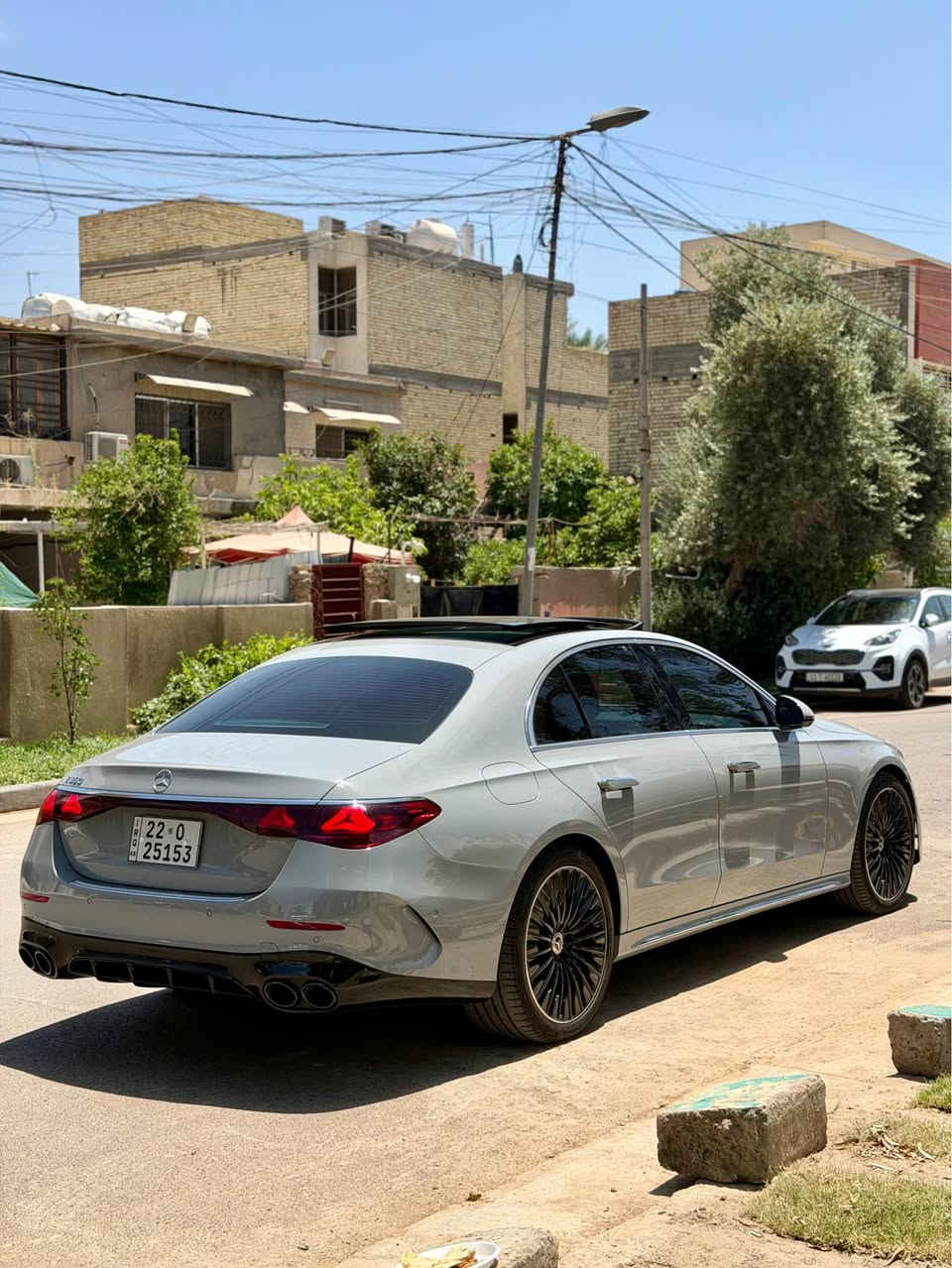 مارسدس e350 2025 فول مواصفات 
الون سمنتي 
حادث السيارة كلش خفيف فقط اصبعين من حافة البنيد بدون ايرباك بدون اي شي مصلح على كدة 
السيارة اعلى مواصفات 
بانوراما 
5 كامرات و كامرة للداخل 
Amg بلادي
لايت ذكي 
رادارات فول امامي و خلفي و جانبي 
3 شاشات ليكدام للسايق و وسطية و للصدر 
مقاعد كهرباء فول 
السيارة مضللة و وياها كتاب مال تضليل صالة يومين من سويتة  80 بالمية 
قيادة ذاتية 
صندوك كهرباء و شفط 
اوتو بارك تطبك من وحدهة 
اليدان مال بوب شفط 
ماشية 2000 فقط زيرو السيارة 
رقم اربيل باسمي 
السيارة اعلى مواصفات بالمارسدس
مكان السيارة بغداد 
السعر 61 الف دولار 
للاستفسار *********** بغداد, العراق
