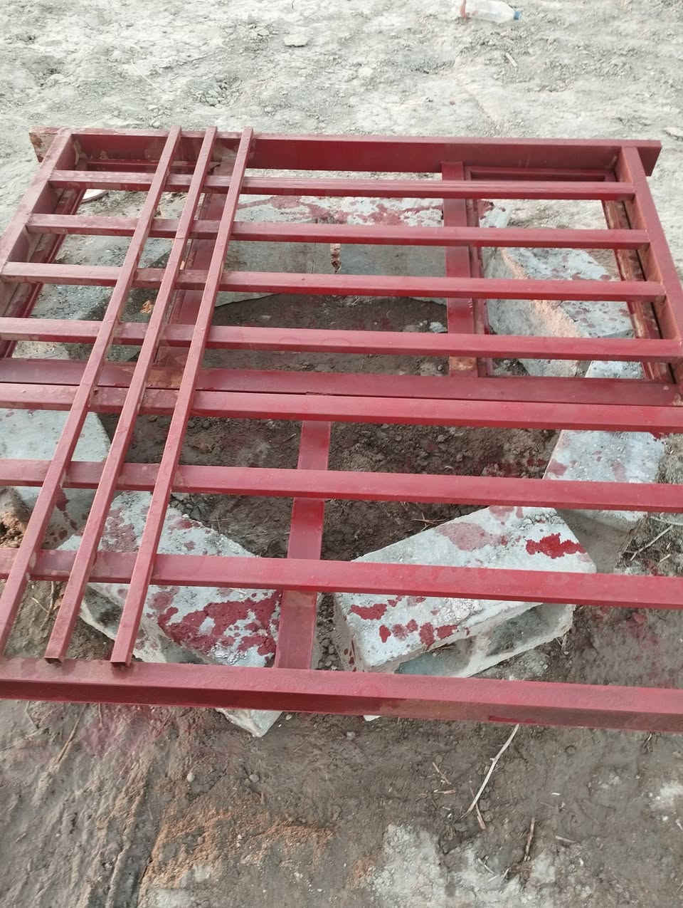 سلام عليكم شباب شبابيك للبيع الطول متر ونص والعرض متر ونص وا حدطول متر وسبعين السعر الواحد٧٥  ***********

